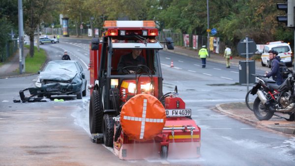 Die Feuerwehr reinigte die Kreuzung von Öl- und Benzinresten. Foto: Roland Halkasch