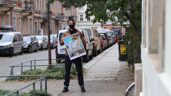 Stephan Böhlig mit Neustadt-Kalender in der vergangenen Woche, als noch Maskenpflicht auf den Neustadt-Straßen herrschte.