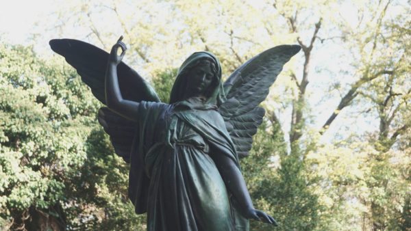 Ein Engel wacht über dem Friedhof.