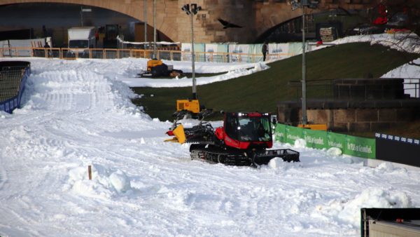 Seit Mittwochabend werden 4.500 Kubikmeter Schnee am Elbufer breit gefahren.