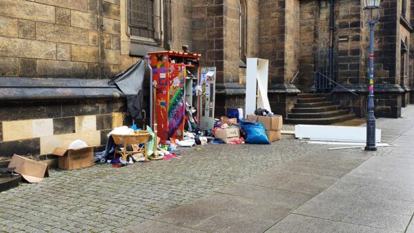 An manchen Tagen ähnelte der Platz an der Kirche einer Müllablagestelle.