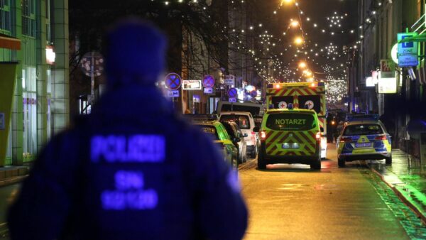 Die Polizei hatte den Bereich um den Supermarkt abgesperrt. Foto: Roland Halkasch