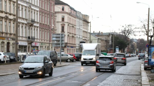Zwischen Albertplatz und Stauffenbergallee soll eigentlich die Straße erneuert werden. Erste Pläne dazu gab es schon vor 27 Jahren.