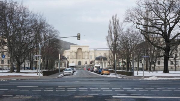 Am Ende der Hans-Oster-Straße fällt der Blick aufs Militärhistorische Museum. Wären Osters Bemühungen von erfolg gekrönt gewesen, fiele der Ausstellungsinhalt weniger umfangreich aus. 