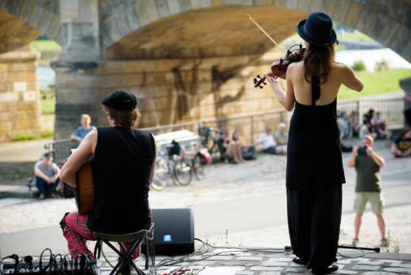 Pavillon-Konzert an der Albertbrücke im Frühjahr 2020 - Foto: Ryke Waltz
