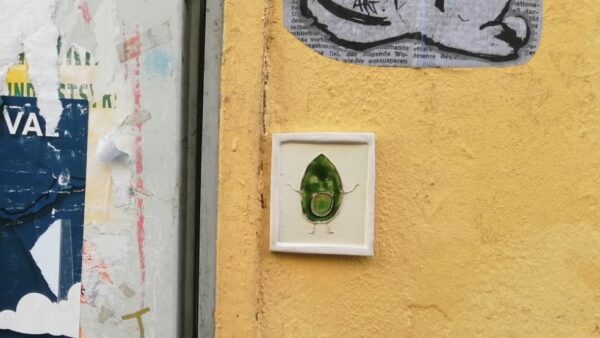 Eine der Avocado-Fliesen hängt an der Martin-Luther-Straße - Foto: Laura