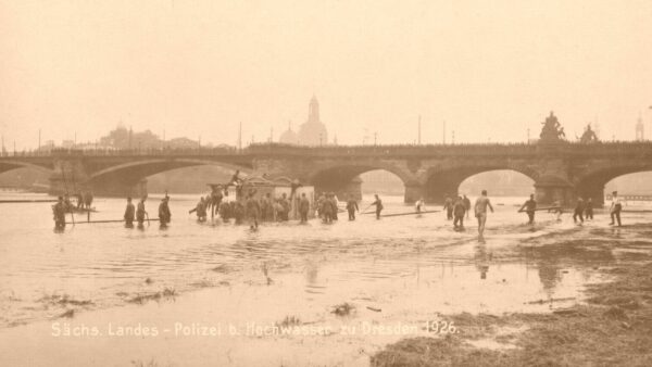 Sechs Jahre später, 1926 gab es wieder ein Hochwasser an der Elbe, hier eine Postkarte aus diesem Jahr.