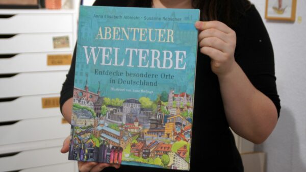 80 Seiten dick: Der Band über Welterbestätten in Deutschland, illustriert von Anne Ibelings. Foto: Philine