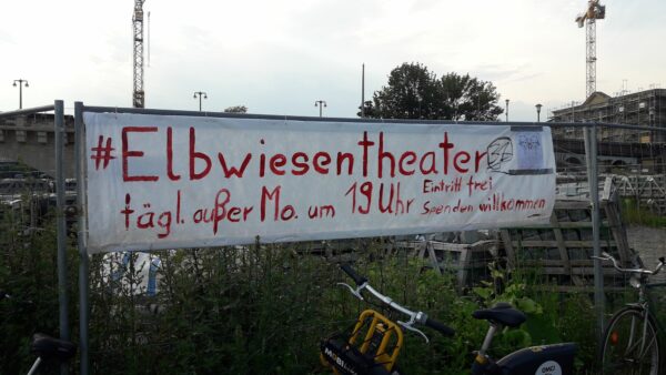 Auch mit dem Mobi-Bike zu erreichen - das Elbwiesentheater - Foto: Jonas Breitner