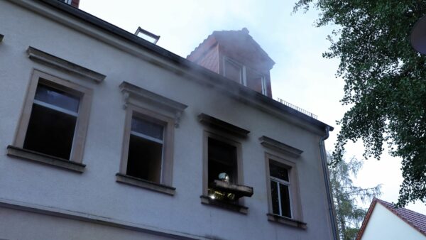 In dem Mehrfamilienhaus an der Bachstraße hat es gebrannt. Foto: Roland Halkasch