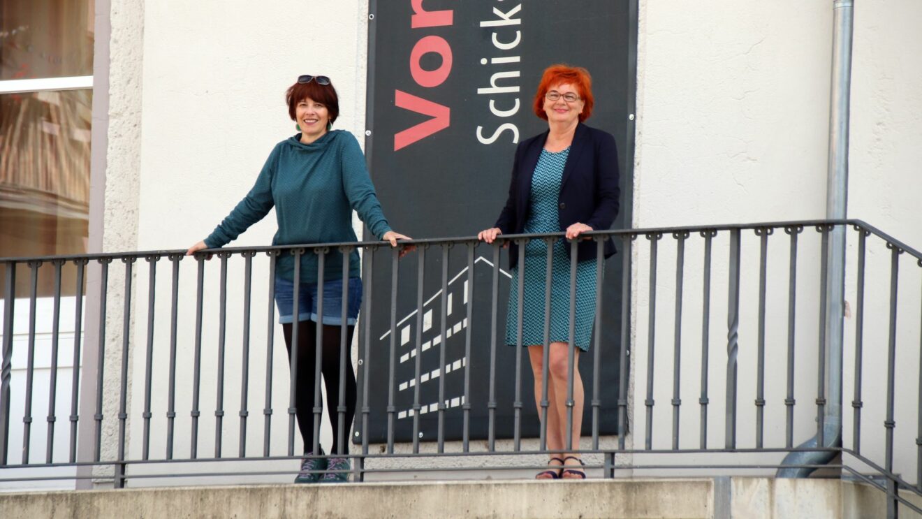Die Initiatorin des Projektes, Verena Böll (rechts) mit der Künstlerin Elena Pagel - Foto: Anton Launer