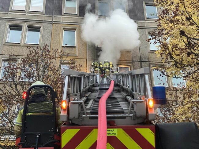 Über eine Drehleiter wird die Brandbekämpfung von außen durchgeführt. Foto: Feuerwehr Dresden
