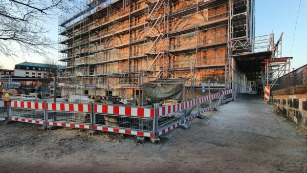 Direkt am Blockhaus vorbei führt der schmale Weg.