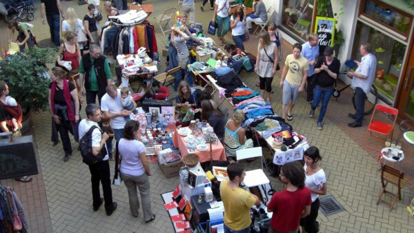 Trödelmarkt im Sonnenhof - Foto: Archiv Anton Launer 2011