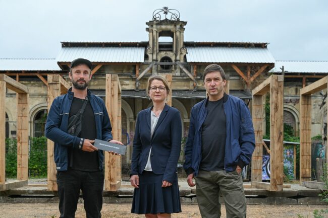 Lucas Klinkenbusch,  Institut für räumliche Resilienz, Kulturbürgermeisterin Annekatrin Klepsch und Künstler Paul Elsner am Alten Leipziger Bahnhof - Foto: Anja Schneider