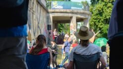 Livemusik an der Albertbrücke. Sonntags 16 Uhr bei Kultur am Pavillon. Foto: Ryke Waltz Studios