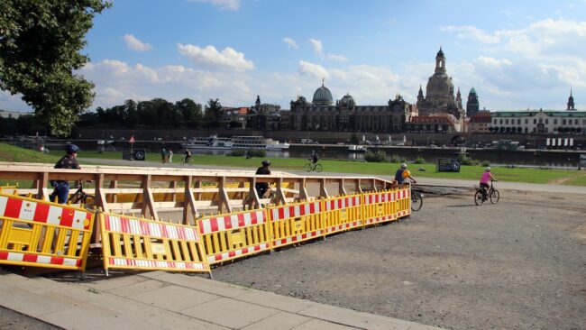 Zuerst muss man diese Rampe hinauf fahren, eine zweite folgt so gleich.