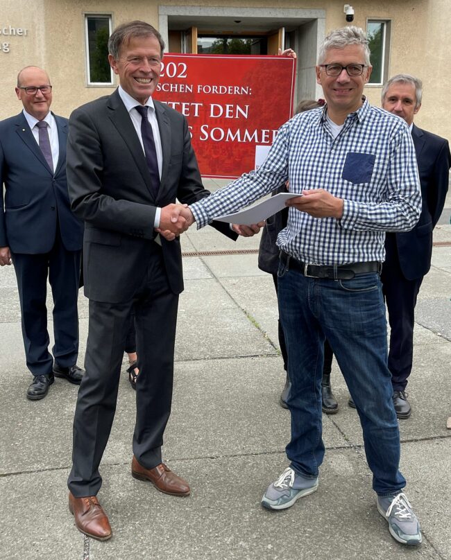 Jörg Polenz (rechts) übergab die Petition an den Landtagspräsidenten Matthias Rößler - Foto: PR