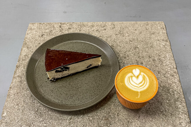 Cheesecake und Cappucino – Foto: Ulrich van Stipriaan