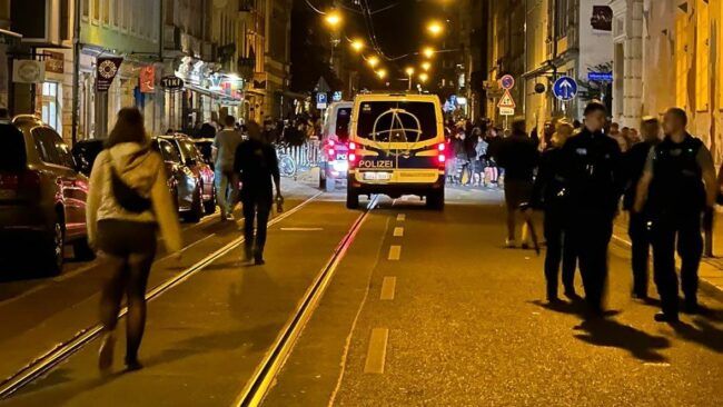 Wer für das Graffito am Polizeiwagen verantwortlich ist, wird noch ermittelt. Foto: Carmen