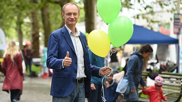 René Arndt, Vorsitzender des Handels- und Kulturvereins Hauptstraße e. V., freut sich auf das beliebte Kinderfest auf der Hauptstraße. Foto: PR: Vonovia SE, Anja Schneider