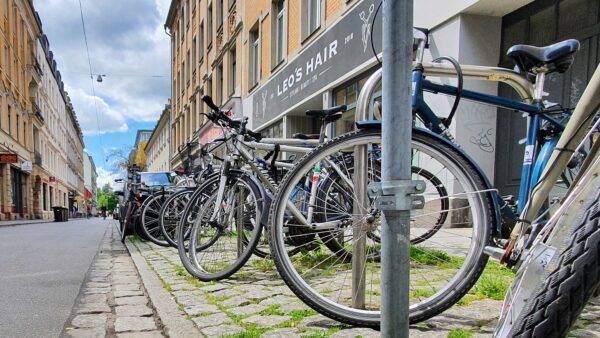 Fahrradständer auf der Alaunstraße.