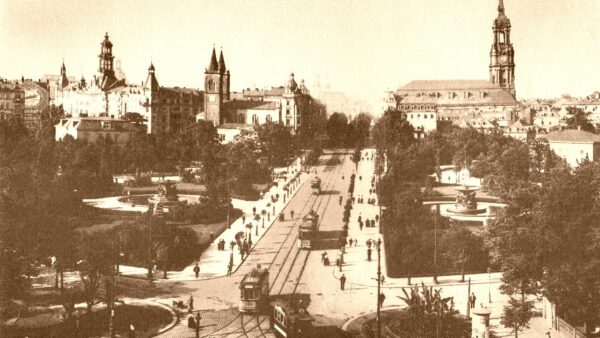 Die Hauptstraße mit Dreikönigskirche am rechten Bildrand, Anfang des 20. Jahrhunderts.