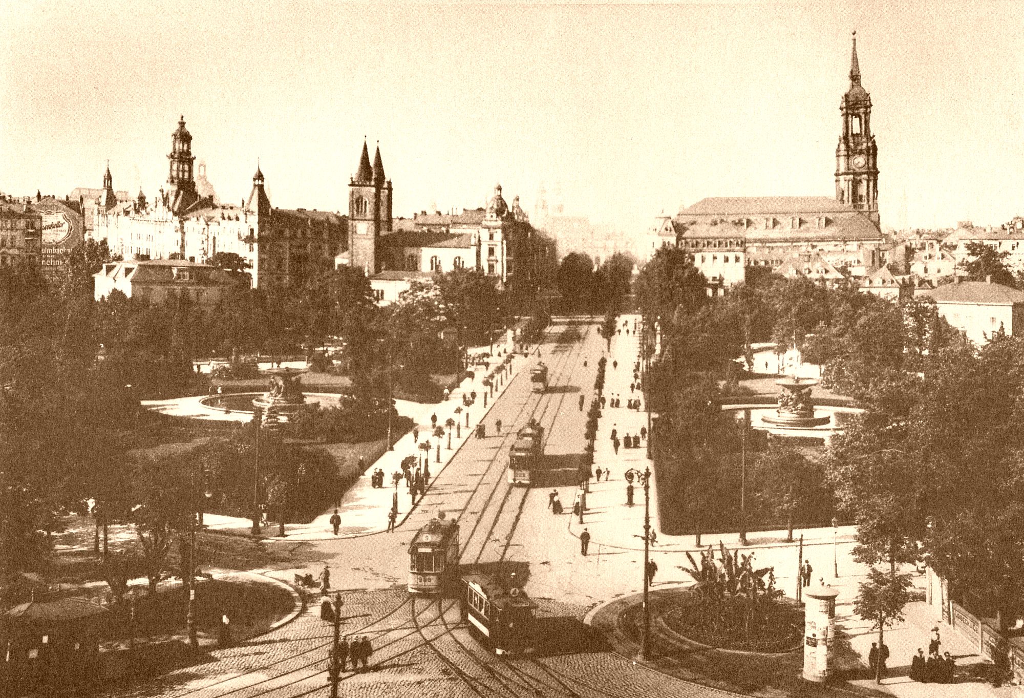 Die Hauptstraße mit Dreikönigskirche am rechten Bildrand, Anfang des 20. Jahrhunderts.