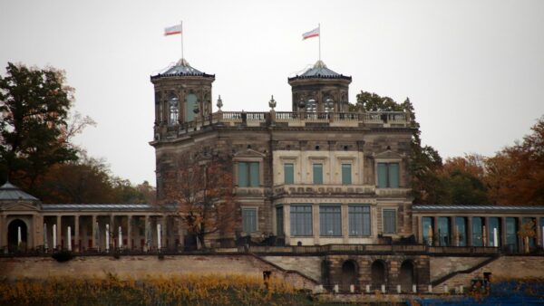 Das Lingner-Schloss ist das mittlere der drei berühmten Elbschlüsser. Foto: Archiv/Anton Launer