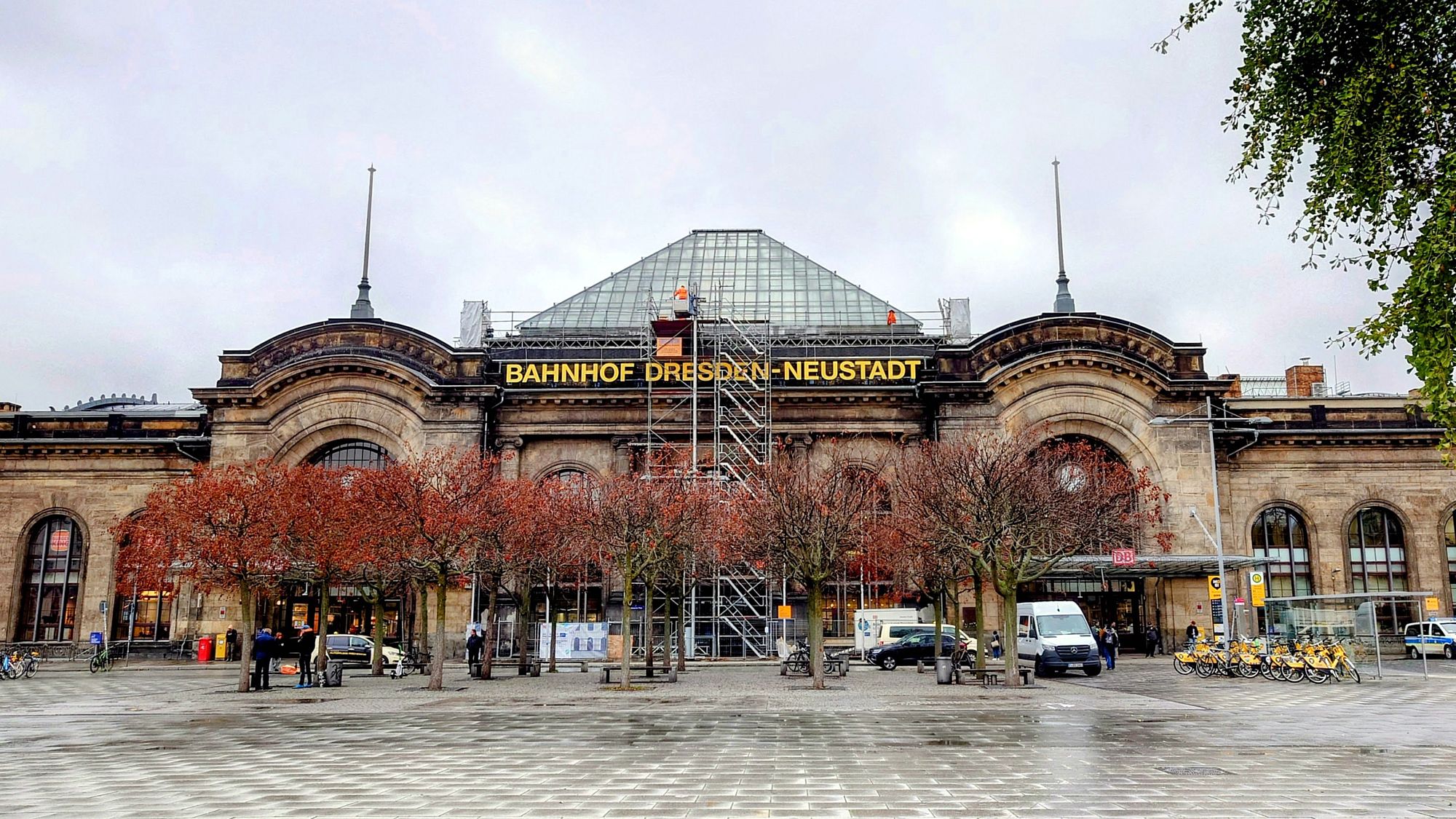 Gerüste am Neustädter Bahnhof. Die Rollenlager, auf denen die Decke der Empfangshalle ruht, werden ausgetauscht.