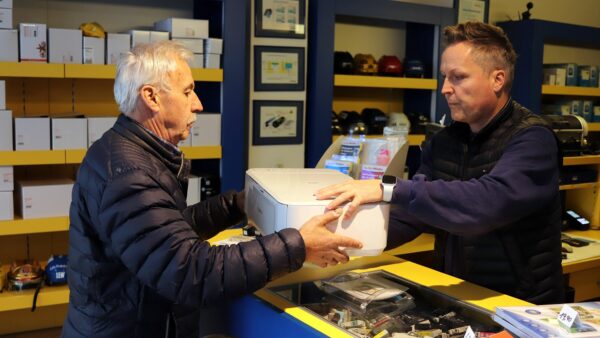 Sven Schröder von der Tinten-Toner-Tankstation nimmt alte Drucker zurück.