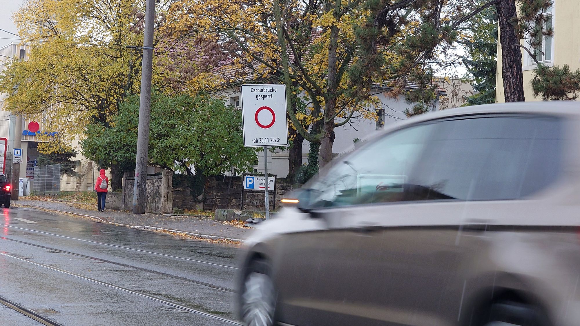 Die Brückensperrung wird schon auf der Königsbrücker Straße angekündigt. Autofahrende sollten über Albert- oder Marienbrücke ausweichen.