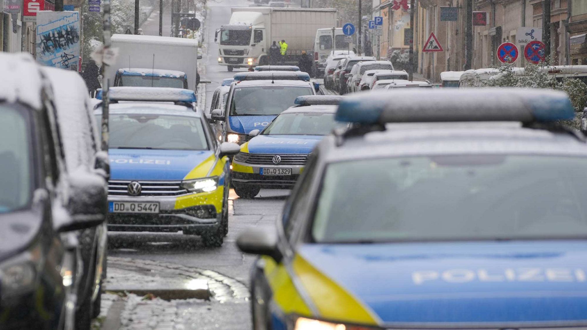 Großes Polizeiaufgebot in der Rudolf-Leonhard-Straße. Foto: xcitepress/Finn Becker