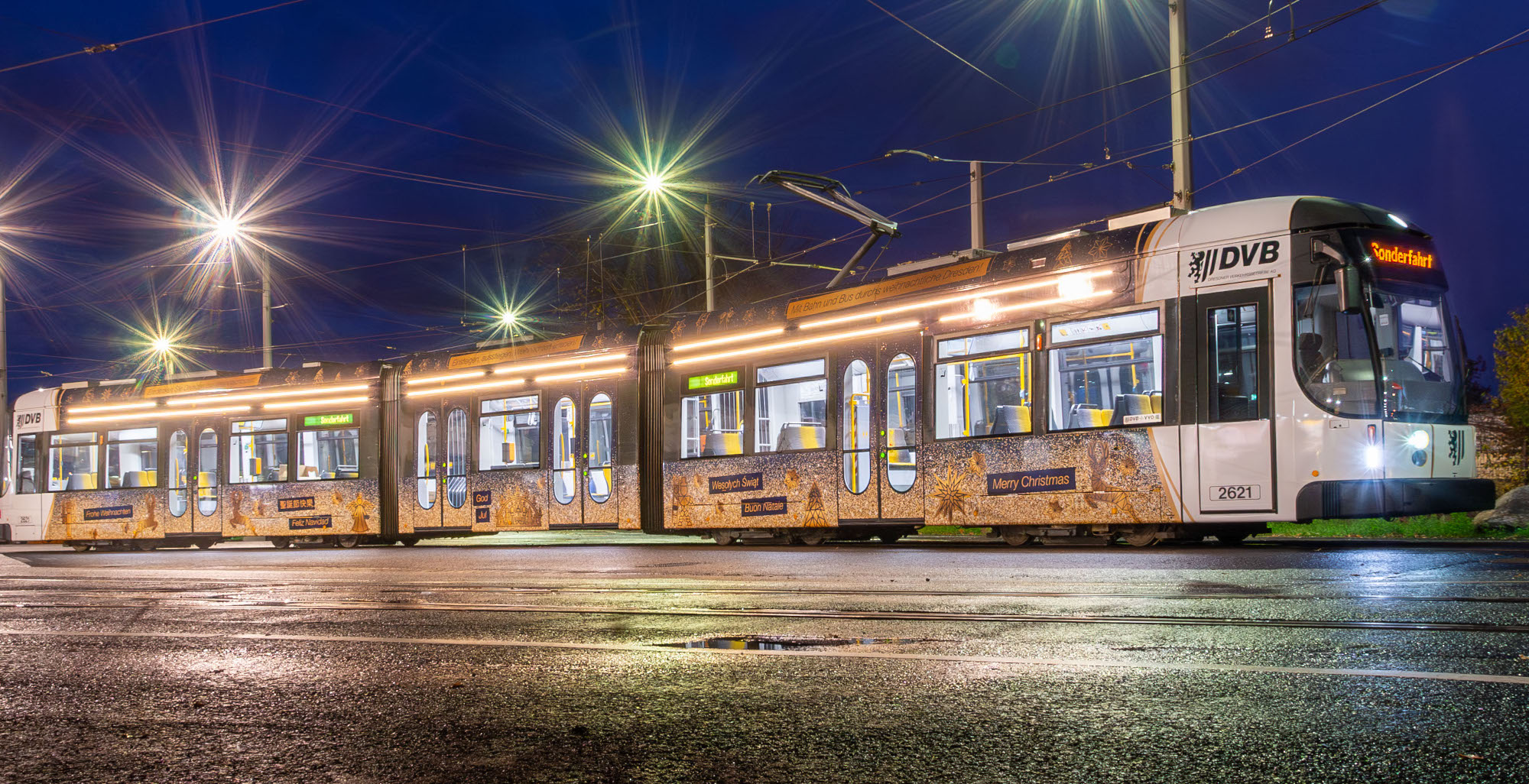 Weihnachtsstraßenbahn - Der Wagen Nummer 2621 vom Typ NGT D8 DD ist 30 Meter lang. Foto: DVB AG