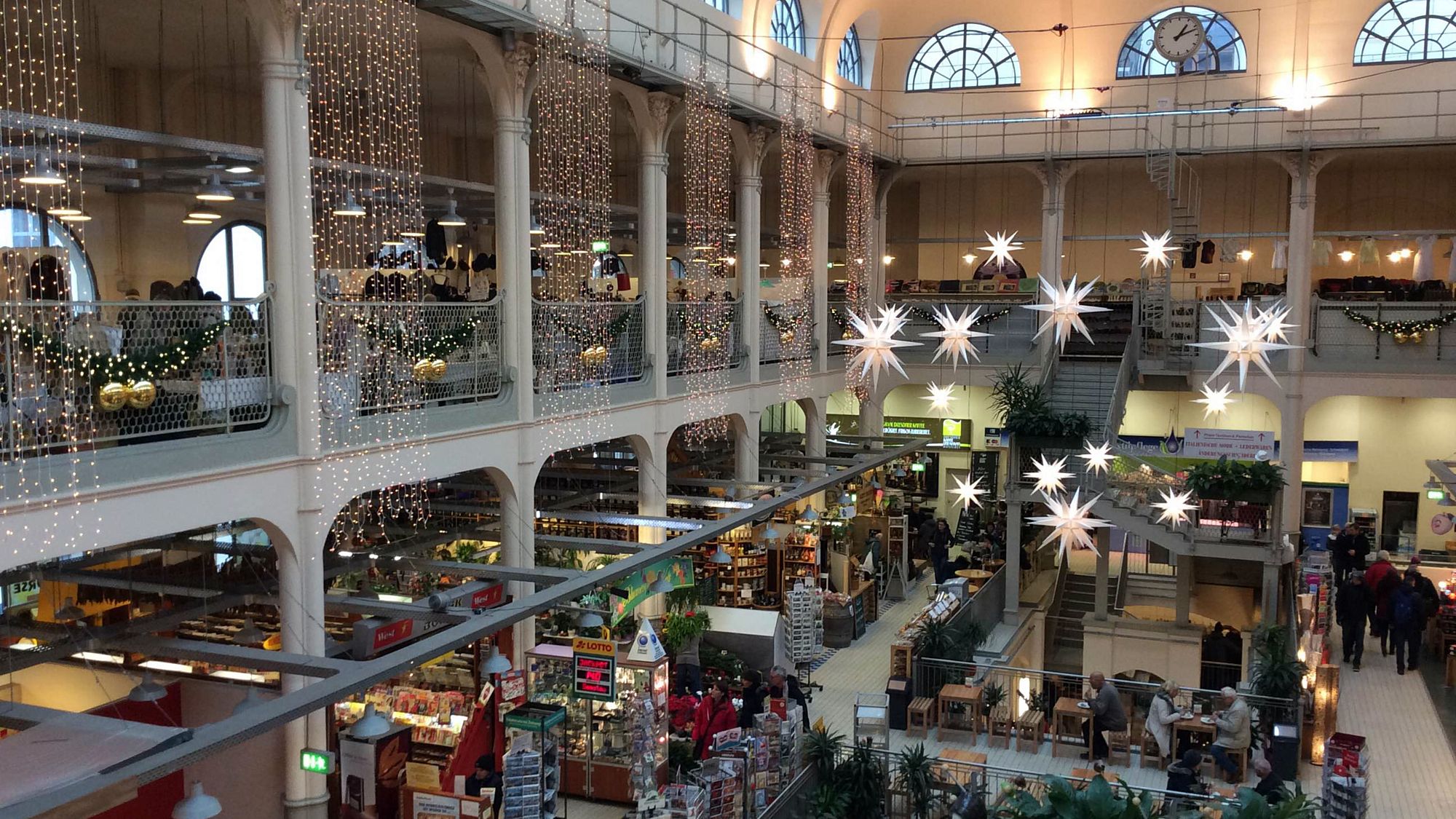 Weihnachtlich geschmückte Markthalle