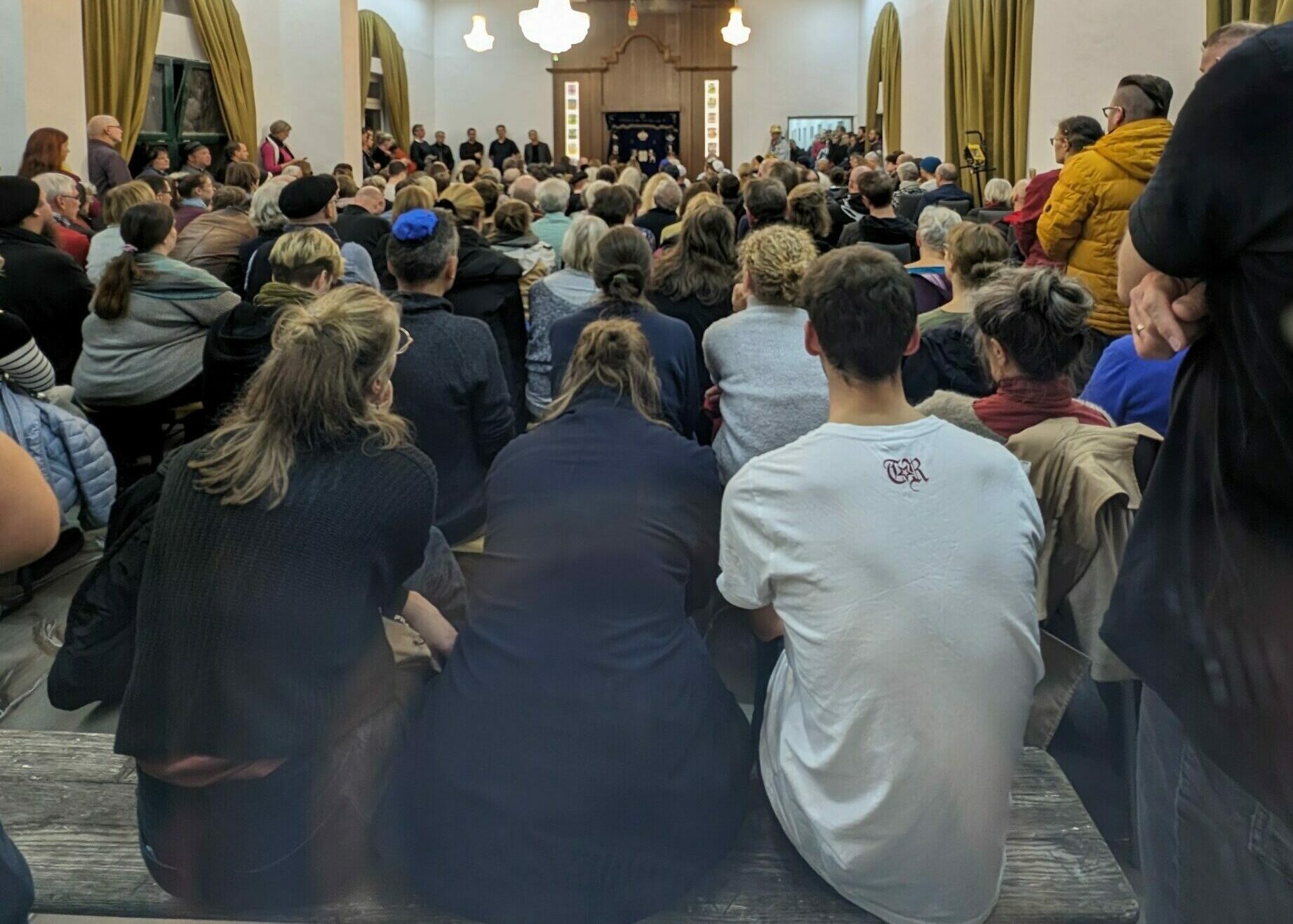 Die Neustädter Synagoge war bis auf den letzten Platz gefüllt - Foto: Moshe Barnett