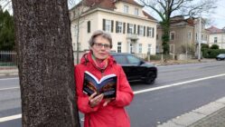 Krimi-Autorin Beate Baum mit ihrem neuesten Buch.