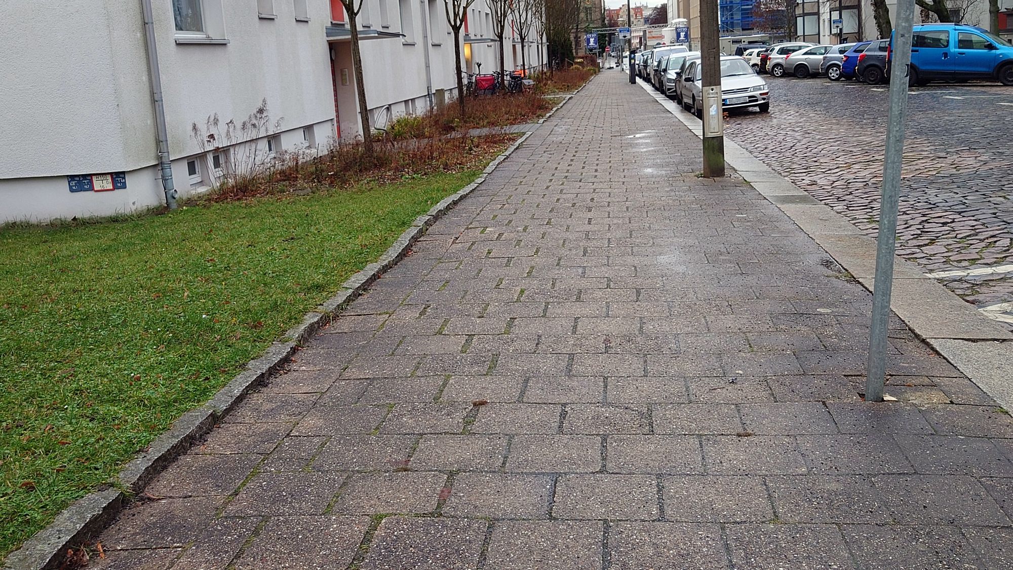 Die alten Platten kommen raus und neue Betonplatten rein.