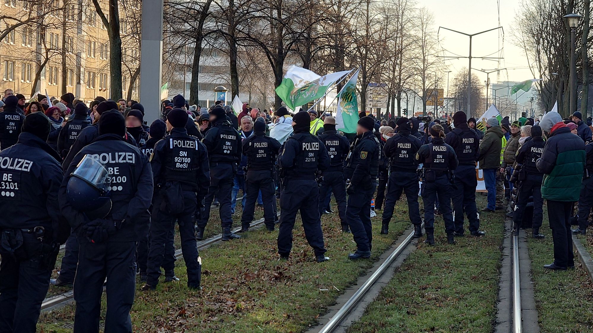 Als die Demonstrierenden nicht mehr in Richtung Albertplatz durchkamen, versuchten sie es seitwerts, aber auch das misslang.