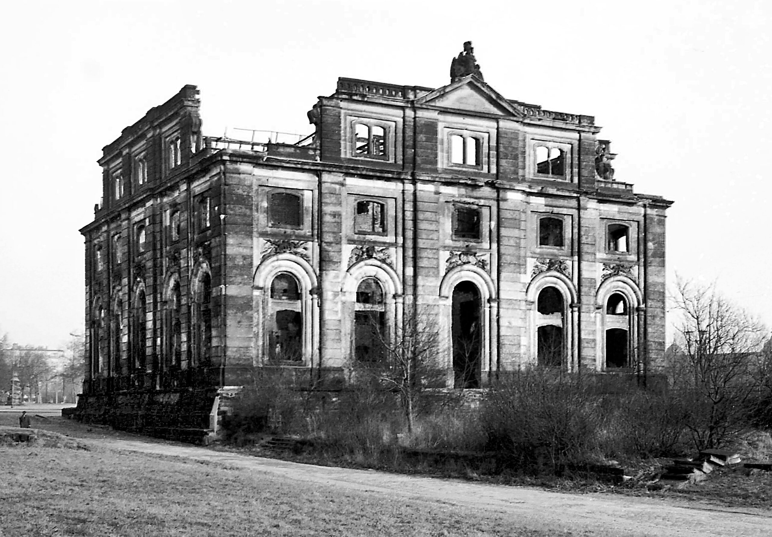 Das ausgebombte Blockhaus. 