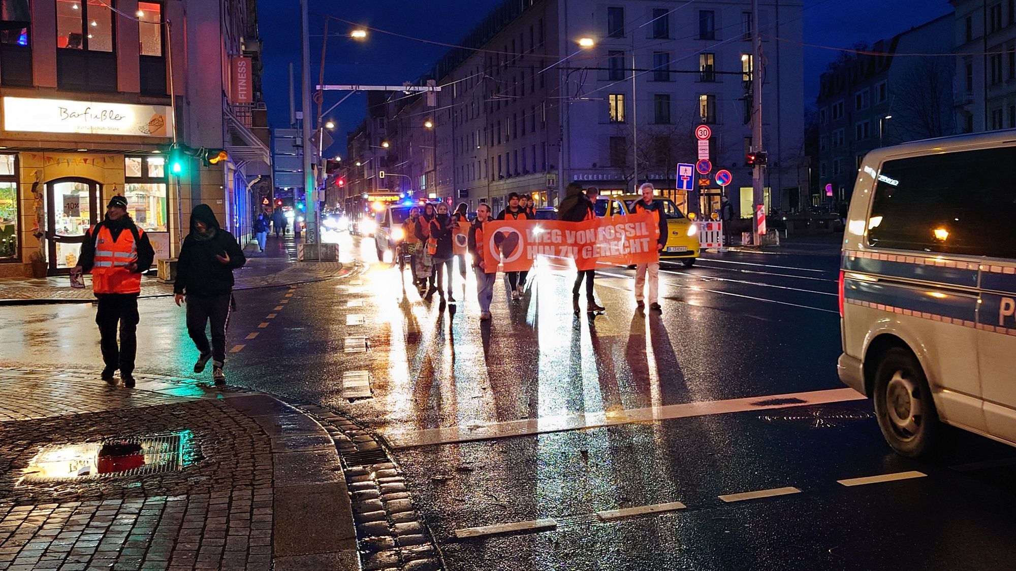 Die Bummel-Demo am Mittwoch sorgte für einen erheblichen Rückstau. Autofahrende suchten sich Schleichwege durch die Äußere Neustadt, der Schienenersatzverkehr der Linie 11 konnte nur im Schritt-Tempo hinterherfahren.