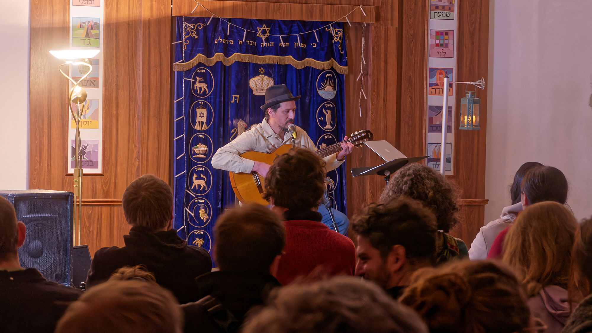 Einer der vier Singer- und Songwriter-Künstler, die bei dem Konzert am 28. Januar in der Synagoge Dresden-Neustadt auftraten. Foto: H. Lappe