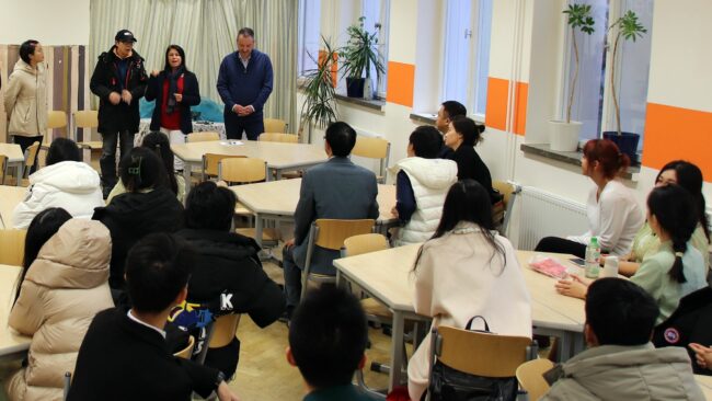 Chinesische Schulklasse zu Besuch in der Dresdner Semper Oberschule auf der Jordanstraße