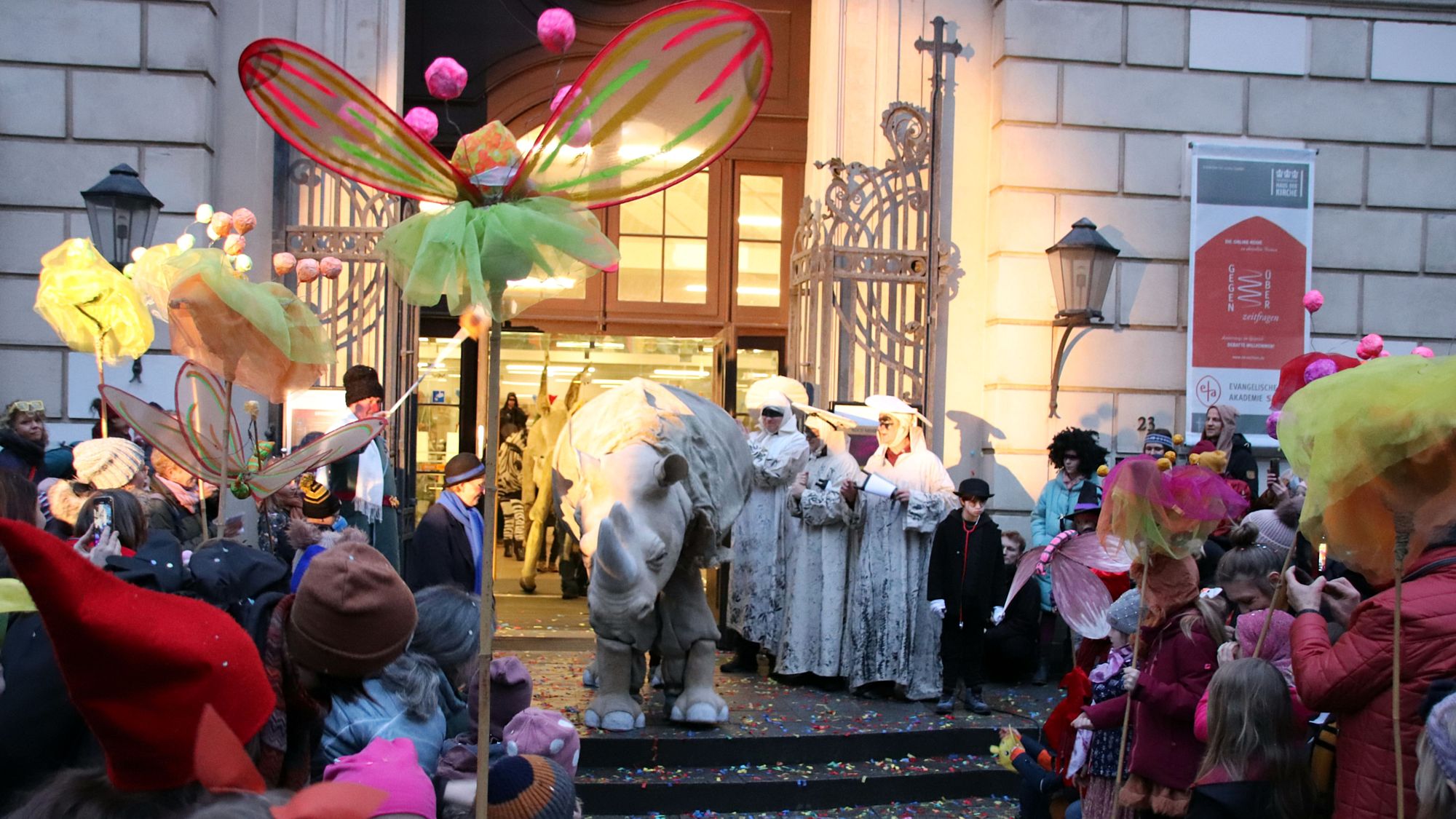 Nashorn, Zebra, Elefant, Vogel Strauß und Giraffe wurden von Studierenden der Theaterplastik von der Hochschule für Bildende Künste Dresden gebaut.  Foto: Anton Launer