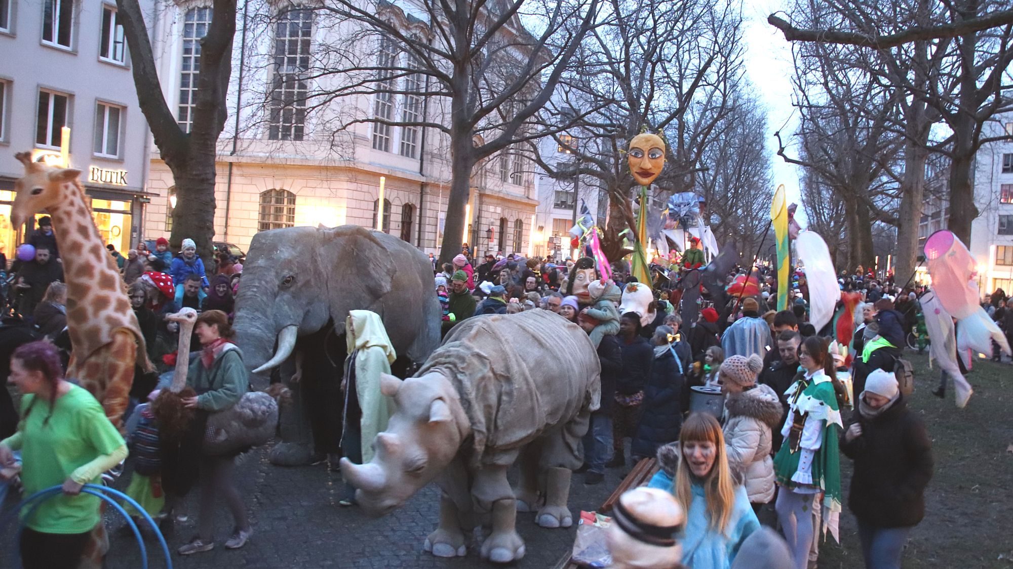 Gemächlich und mit viel lauter Blasmusik setzte sich der Umzug in Bewegung in Richtung Neustädter Markt. Foto: Anton Launer