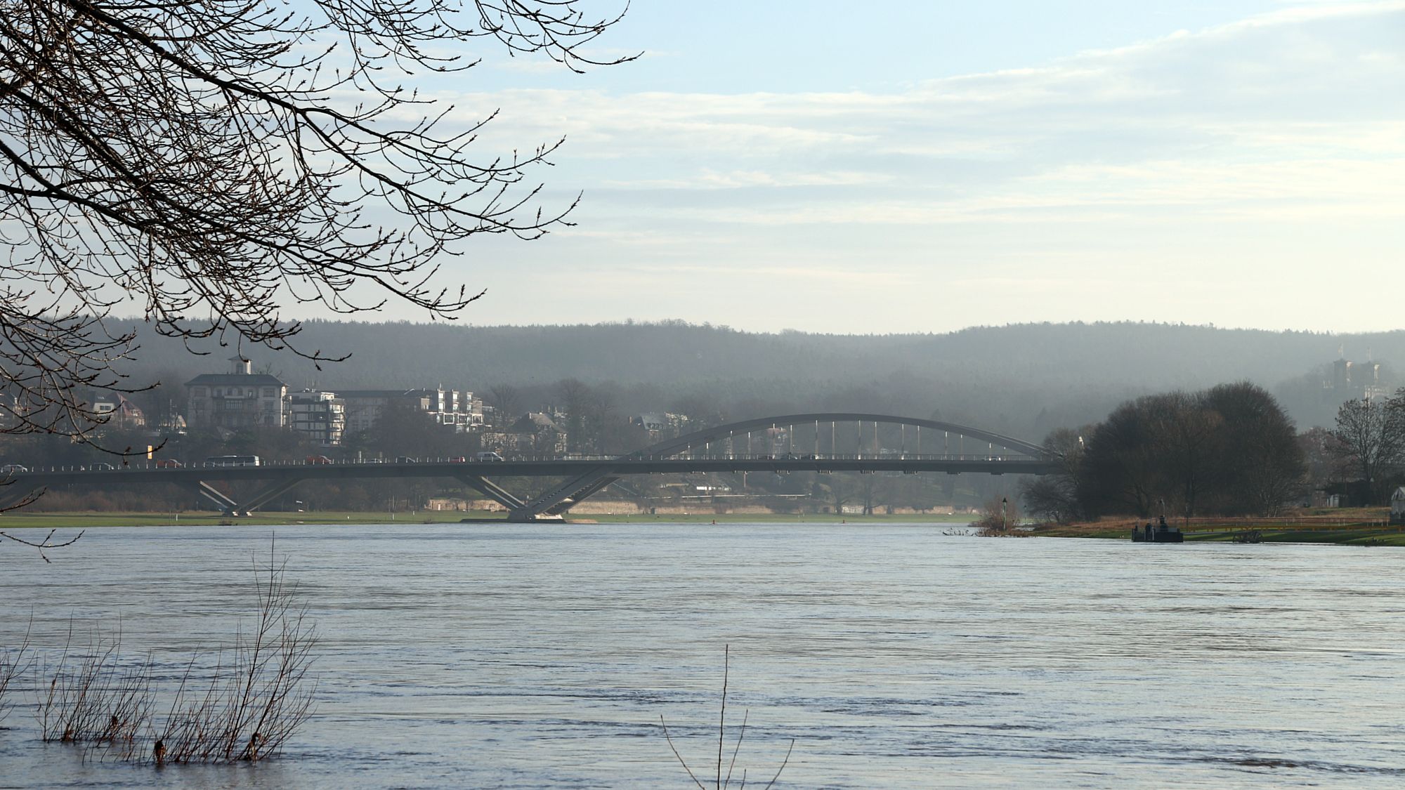 Waldschlößchenbrücke am Morgen. Foto: Anton Launer