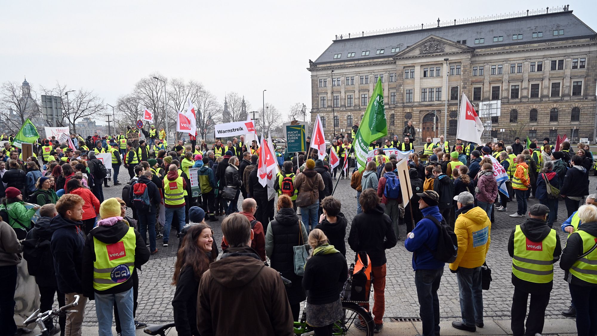 Fridays for Future, Verdi, Wir fahren zusammen, gemeinsame  Kundgebung vor der  Sächsischen Staatskanzlei - Foto: Anja Schneider