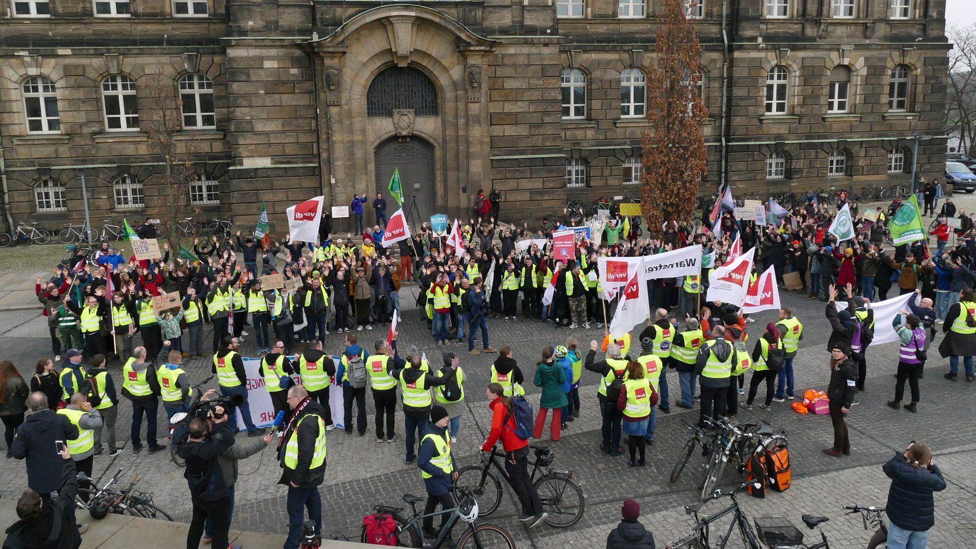 Gemeinsame Kundgebung vor der Staatskanzlei - Foto: Fridays for Future Dresden 