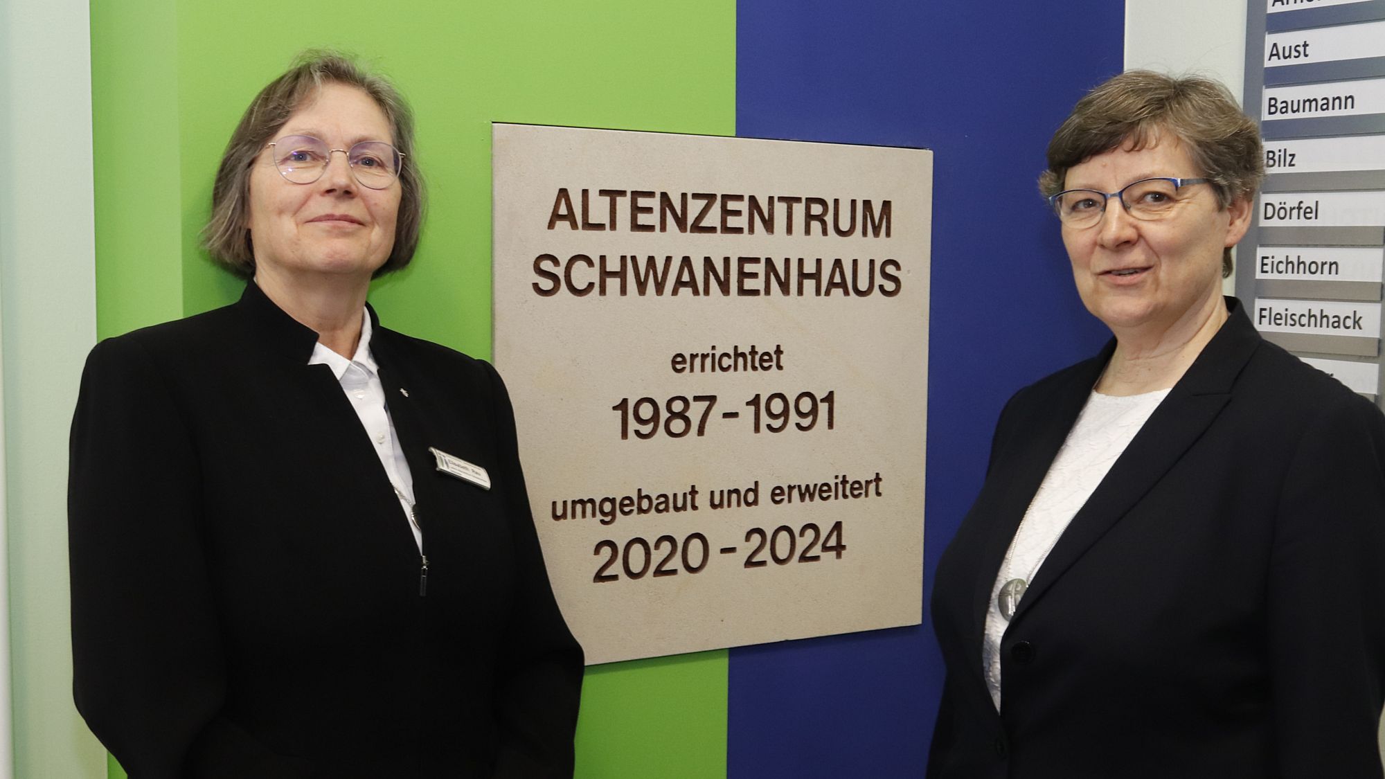 Am Dienstag wurde nach einer Andacht der Schlussstein für das Altenzentrum enthült. Die Leiterin der Einrichtung, Schwester Elisabeth Rau und Oberin Schwester Esther Selle, Geschäftsführerin der Diako Seniorenhilfe GmbH. Foto: Anton Launer