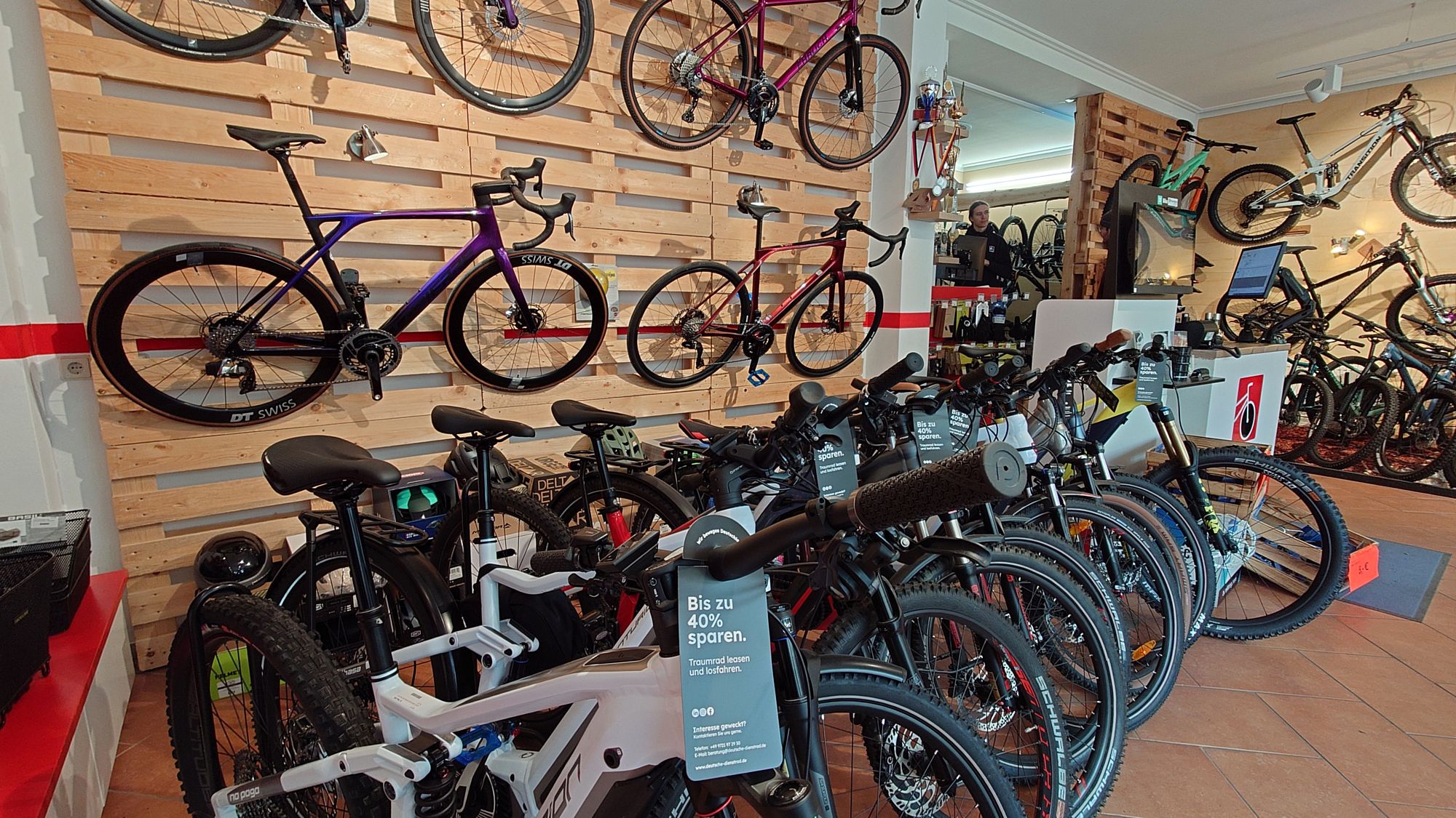 Edle Rennräder und motorisierte Mountain-Bikes in dem nur 120 Quadratmeter großen Laden gibt es dennoch eine große Auswahl. Foto: Anton Launer